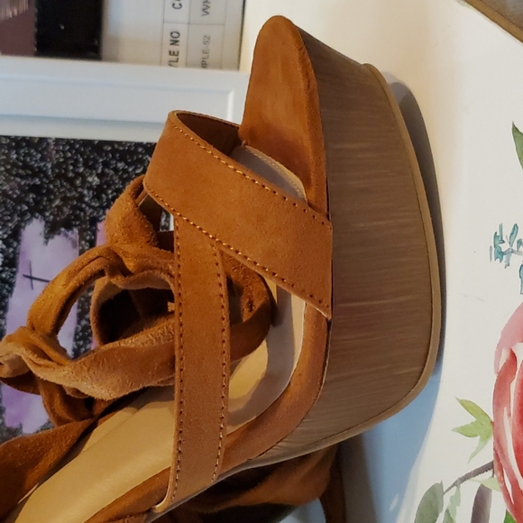 NIB Whiskey Faux Suede Platform Heels - Picture 9 of 11